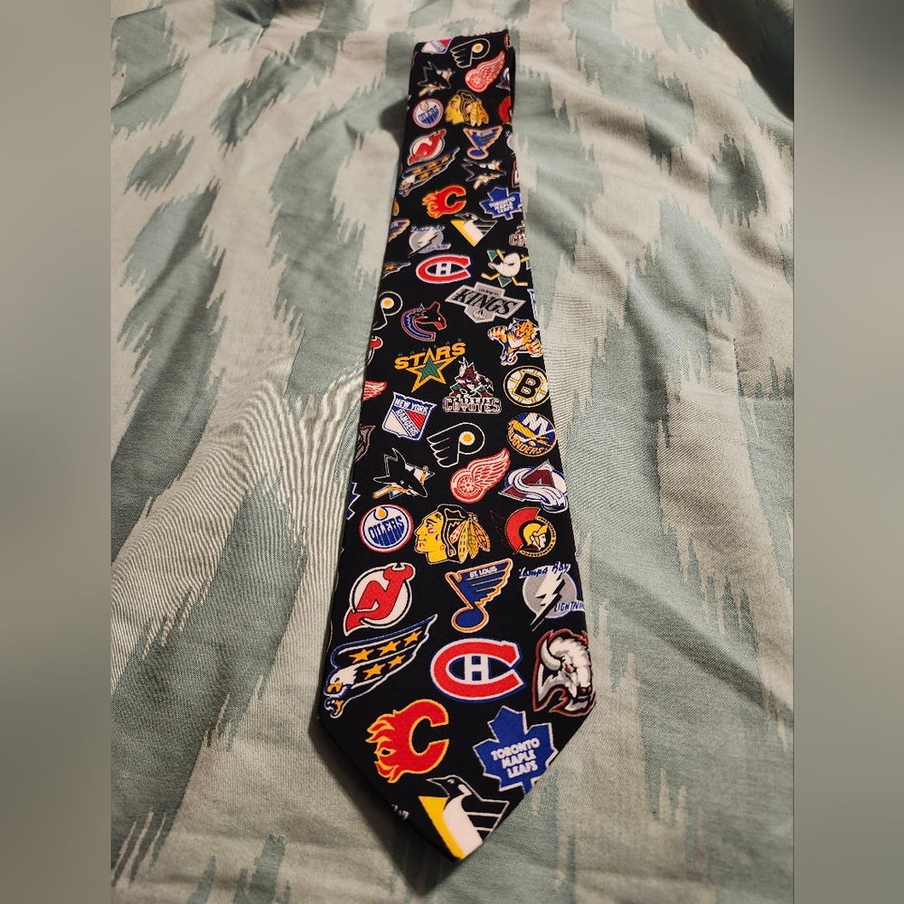 Vintage NHL Black Multicolor‎ Team Logos Men's Tie 53 Inches Long.